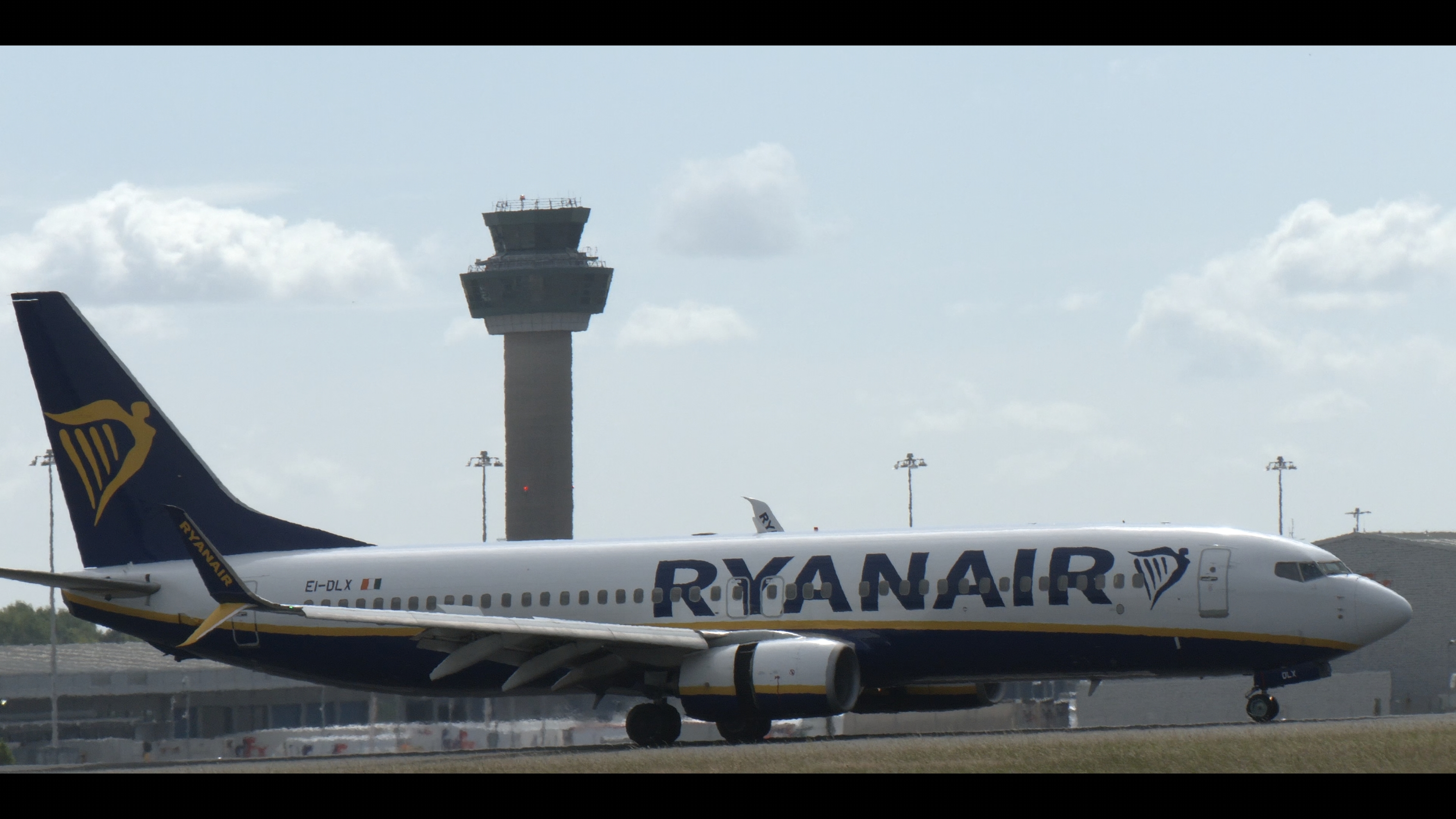 RyanAir Boeing 737 Landing at Stansted -3